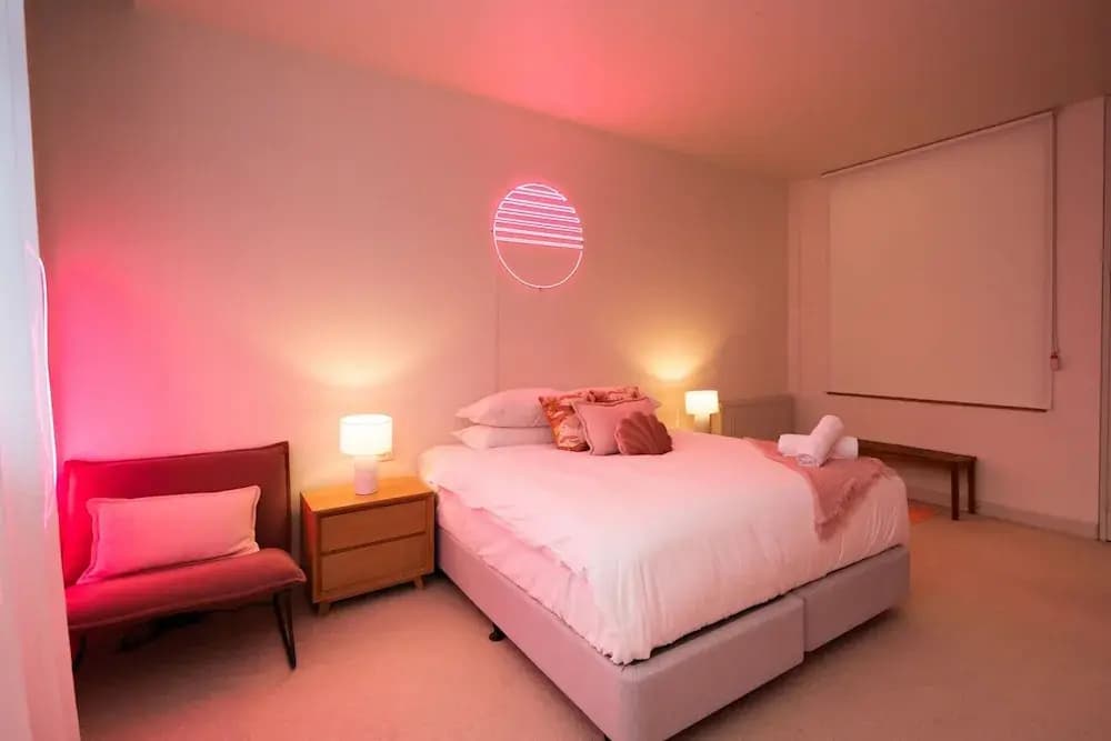 Fun and Cheeky 70s Styled City Apartment - photo 3