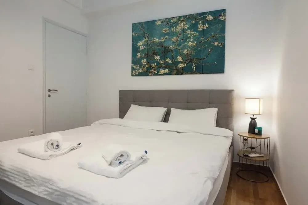 Stylish Renovated 2 Bd Apt in Exarcheia - photo 11
