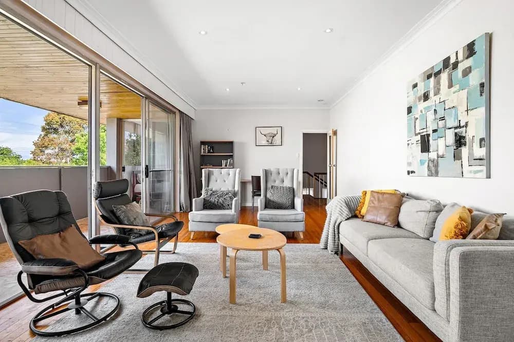 Spacious 5-bed Home With Pool in Glen Iris - photo 12