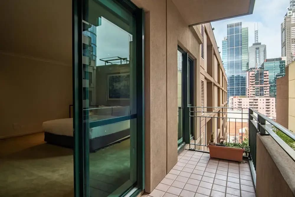 Elegant 4B 2B Unit in Melbourne CBD w/ Parking! - photo 7