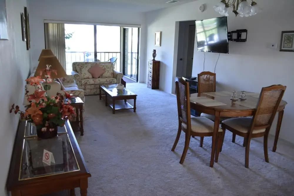 Beautiful 2 Bedroom 2 Bath Condominium - photo 4