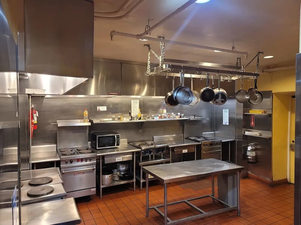 Ansonia Hotel - Hostel - photo 17