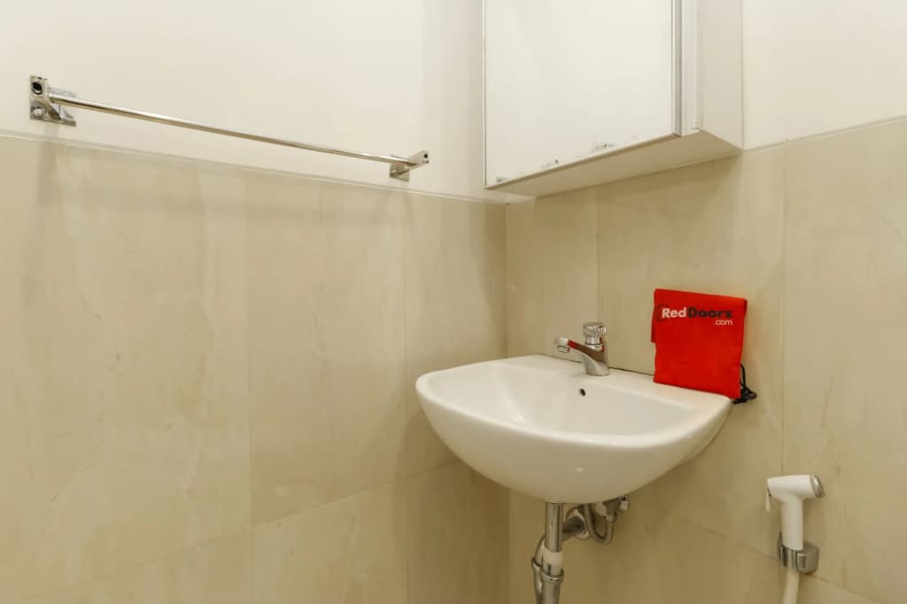 RedDoorz Plus @ Tendean - photo 9