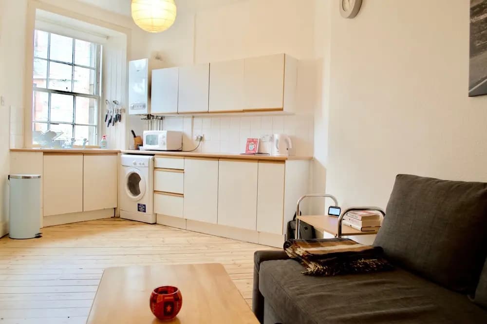 Centrally Located Meadows Flat - photo 9