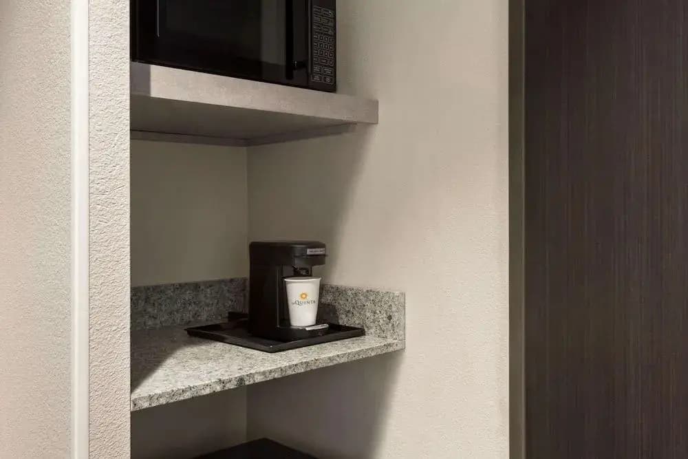 La Quinta Inn & Suites Orlando Idrive Theme Parks - photo 16