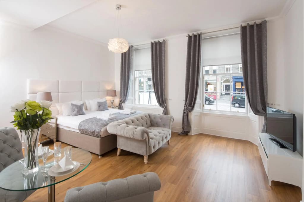 Edinburgh Castle Apartments and Suites - photo 1