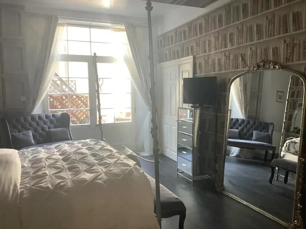 A Room in the City - West (formerly Luxury Central B&B) - photo 3
