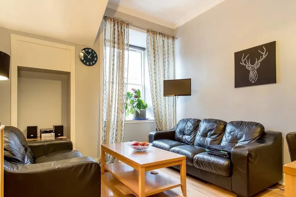 St Mary's Street 3 Bed Apartment In the Old Town - photo 5