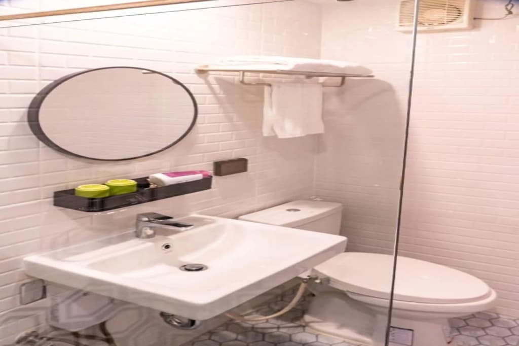 J Place Hotel - photo 10