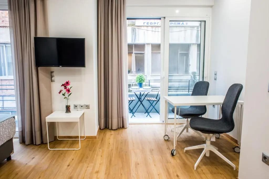 A25 Pristine & Sunny flat with balcony at downtown Athens - photo 3