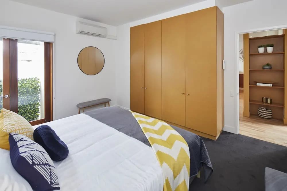 Spacious Carlton 1 bedroom Apt With Secure Parking - main photo