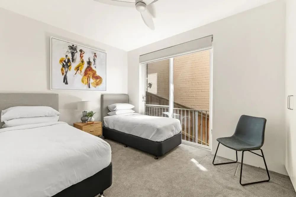 2-bed Harbourside Home With Views in Fab Location - photo 3