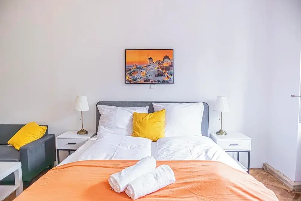 Easy Access 2BR Apartment Near AKH - photo 1