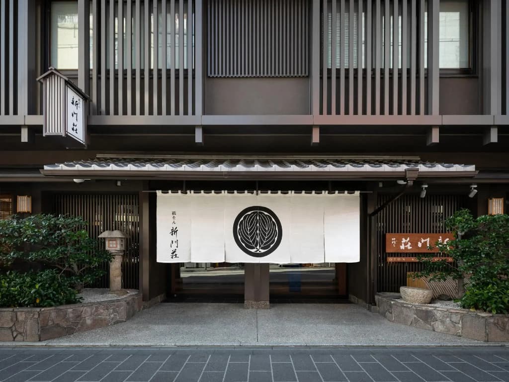 Gion Shinmonso - photo 1