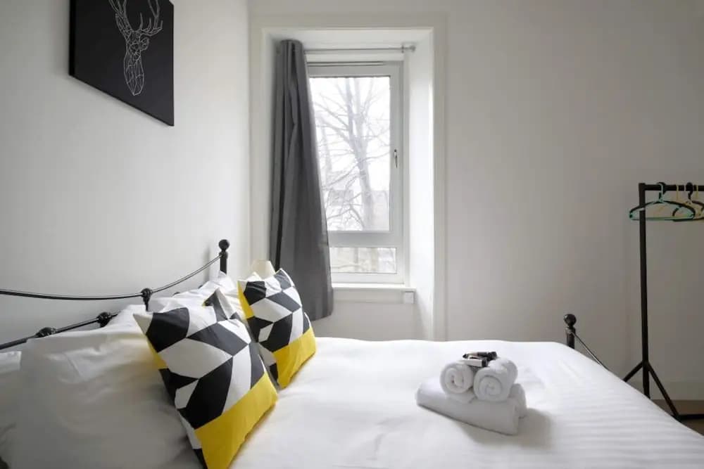 Modern Two Bedroom Flat in Leith - photo 16