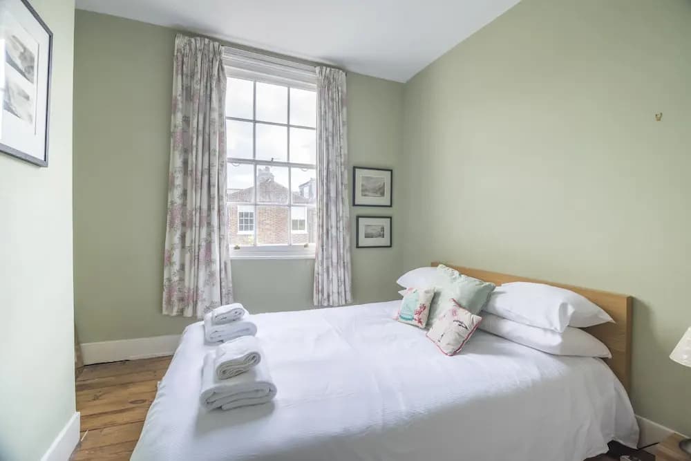 Bright Family Home in Angel with Patio - photo 4
