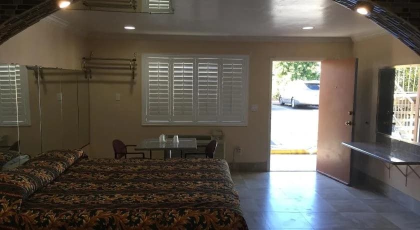 Foxys Motor Inn - photo 7