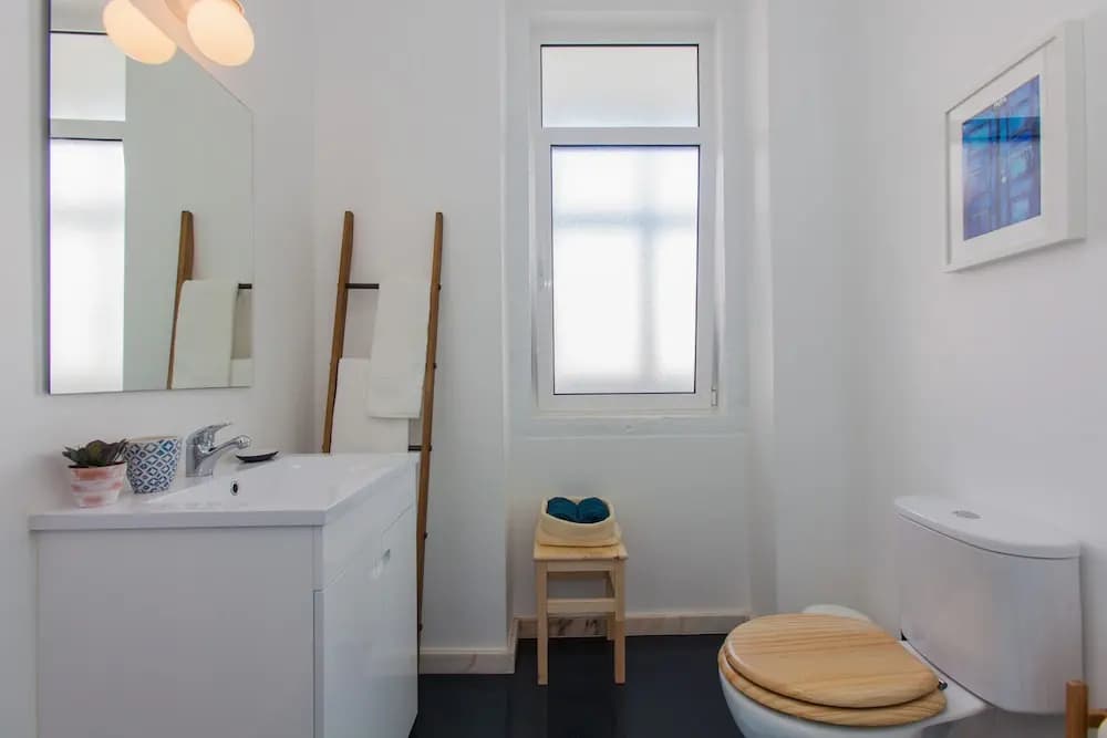 Typical Light Filled Graça Apartment, By TimeCooler - photo 8