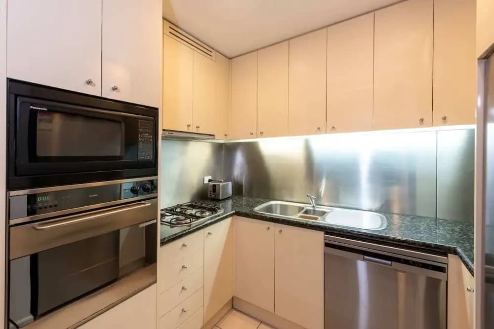 Spacious 3-bed Unit in Melbourne CBD w/ Pool & Gym - photo 13