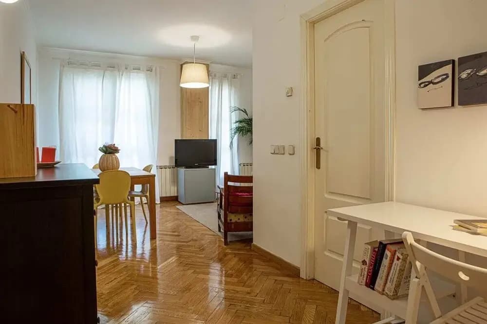 Cute 1 Bed Flat w Balcony, 2 min to Metro - photo 5