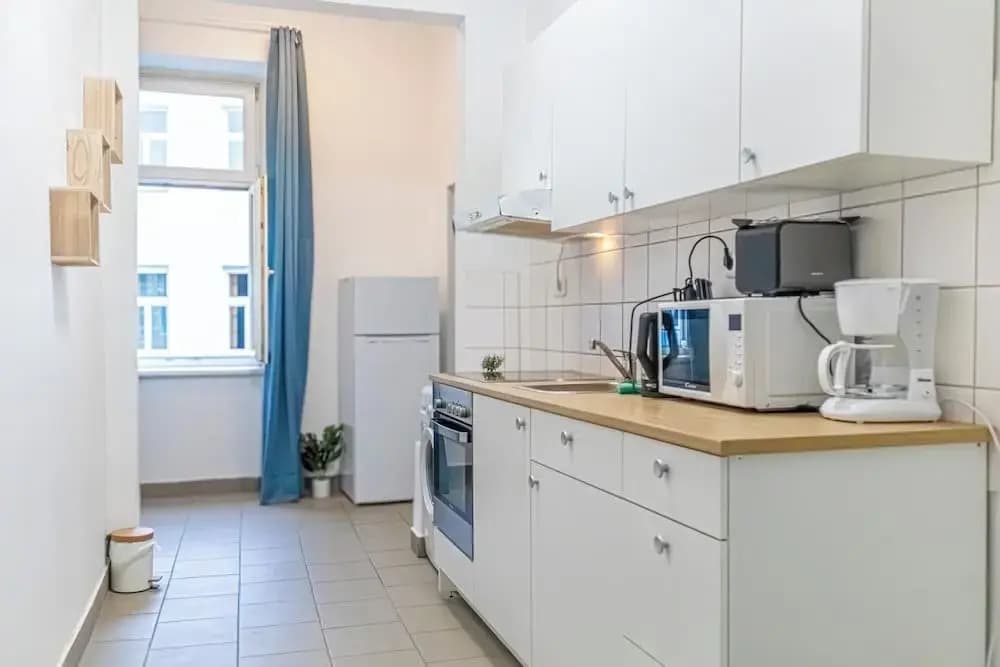 Elegant 2BR Apt Steps from Westbahnhof - photo 1