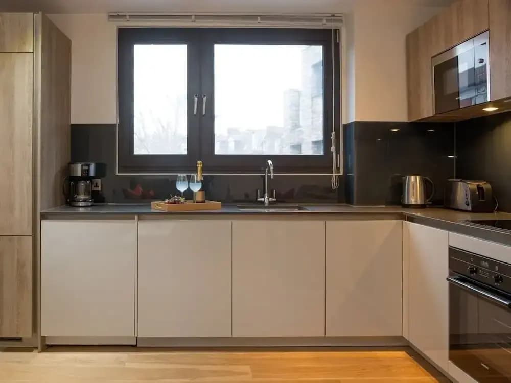 Central Tower Bridge Apartment - photo 14