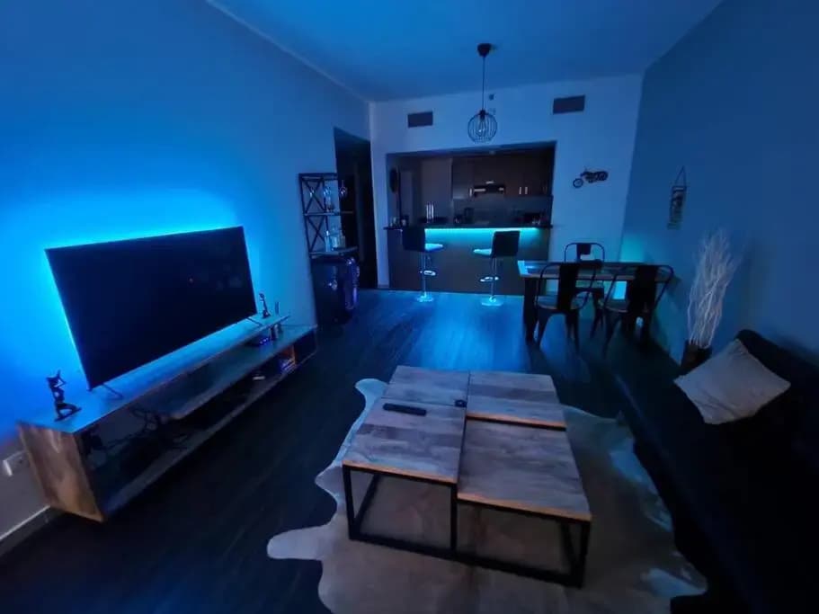 Cozy 1BR in Iconic Tower - photo 3