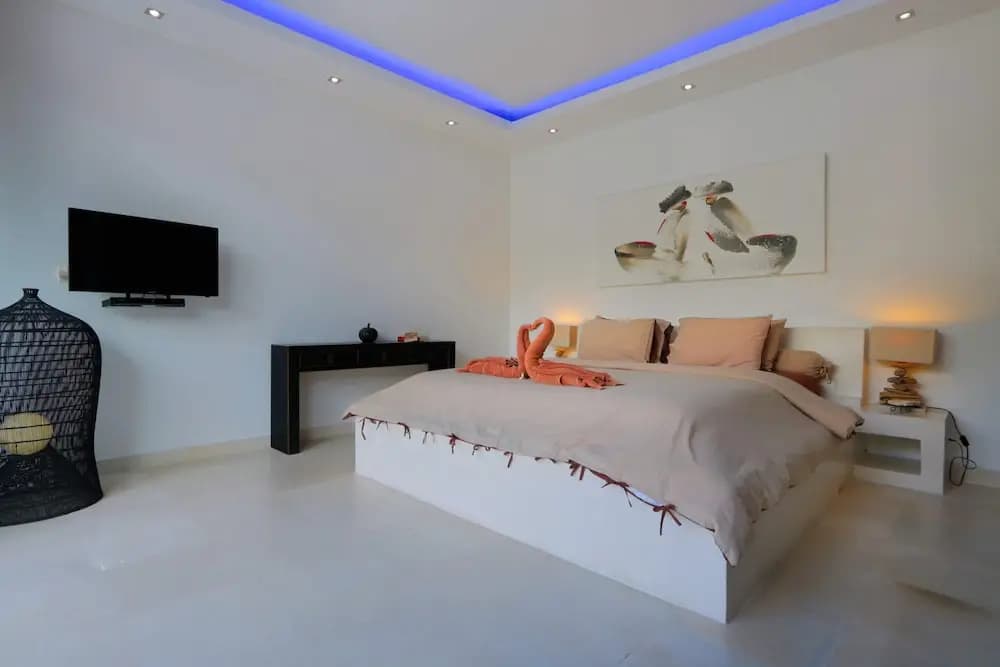 Elegant Private Villa, 3 BR, Seminyak With Staff - photo 3