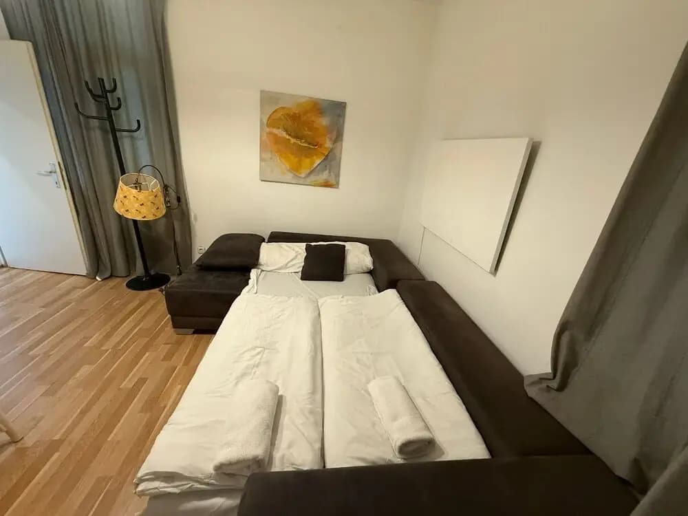 1BR Plus LR Apt Top Vienna Location - photo 1