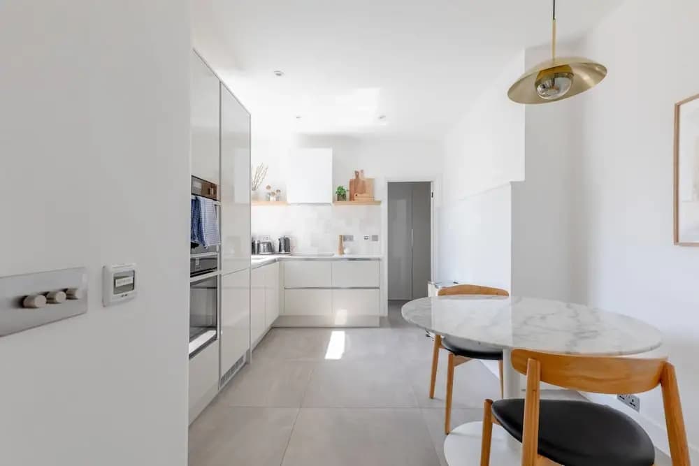 Sleek Scandi-inspired 2BD Flat, Fulham - photo 13