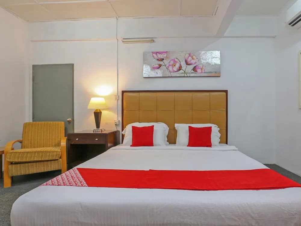 The Sarina Hotel & Cafe by OYO Rooms - photo 3