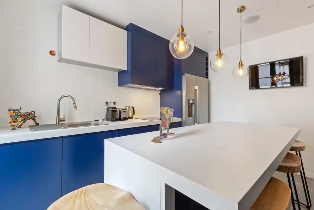 Stunning 2 Bed Apartment, Sleeps 4 - photo 16