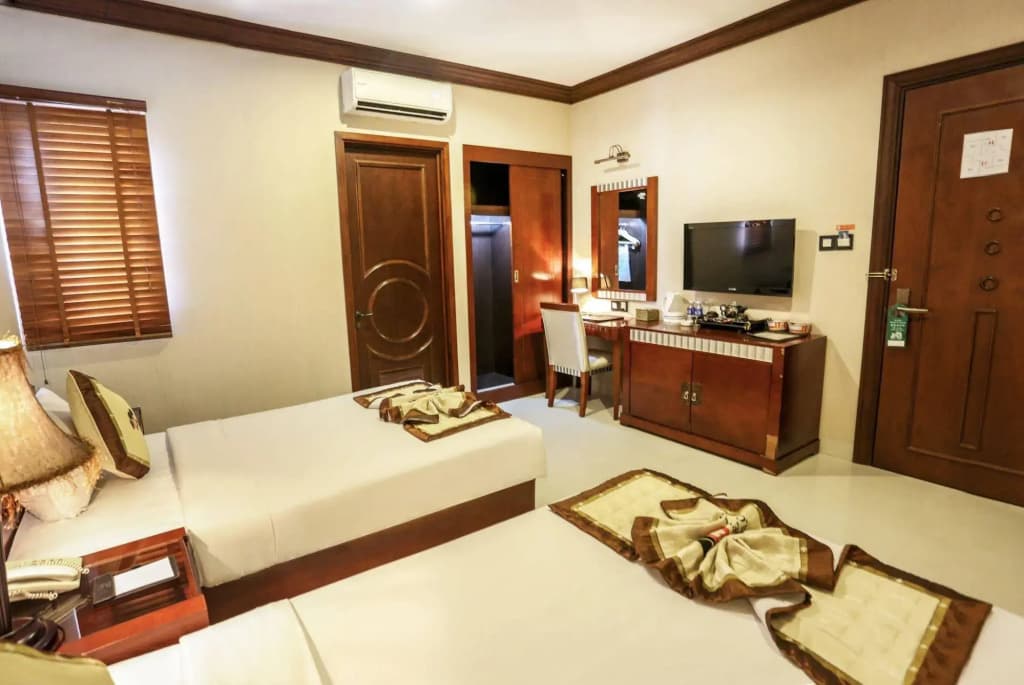 Seventeen Saloon Hotel - photo 7