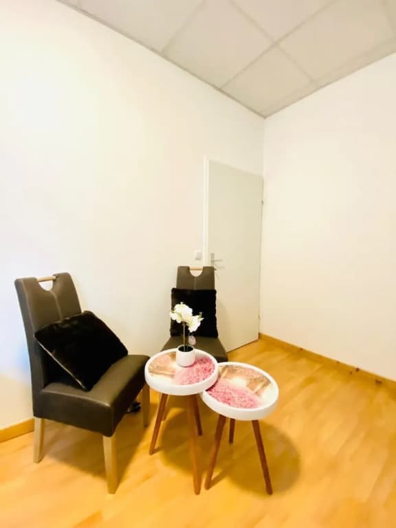 Stylish Shared 3-Bedroom Stay Near City - photo 43