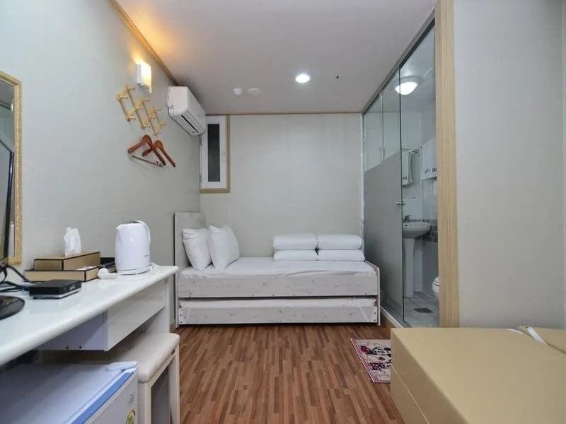 2u Hotel - photo 2
