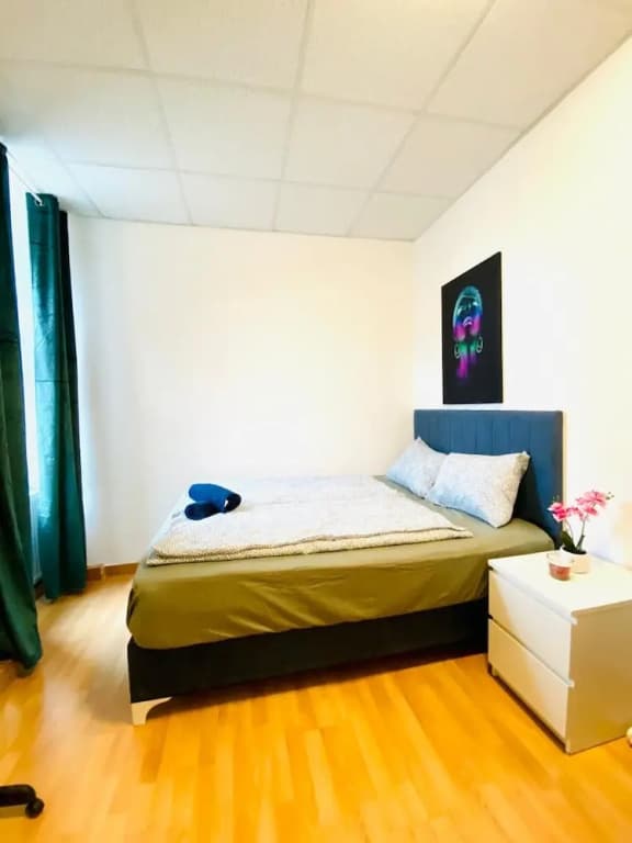 Stylish Shared 3-Bedroom Stay Near City - photo 4