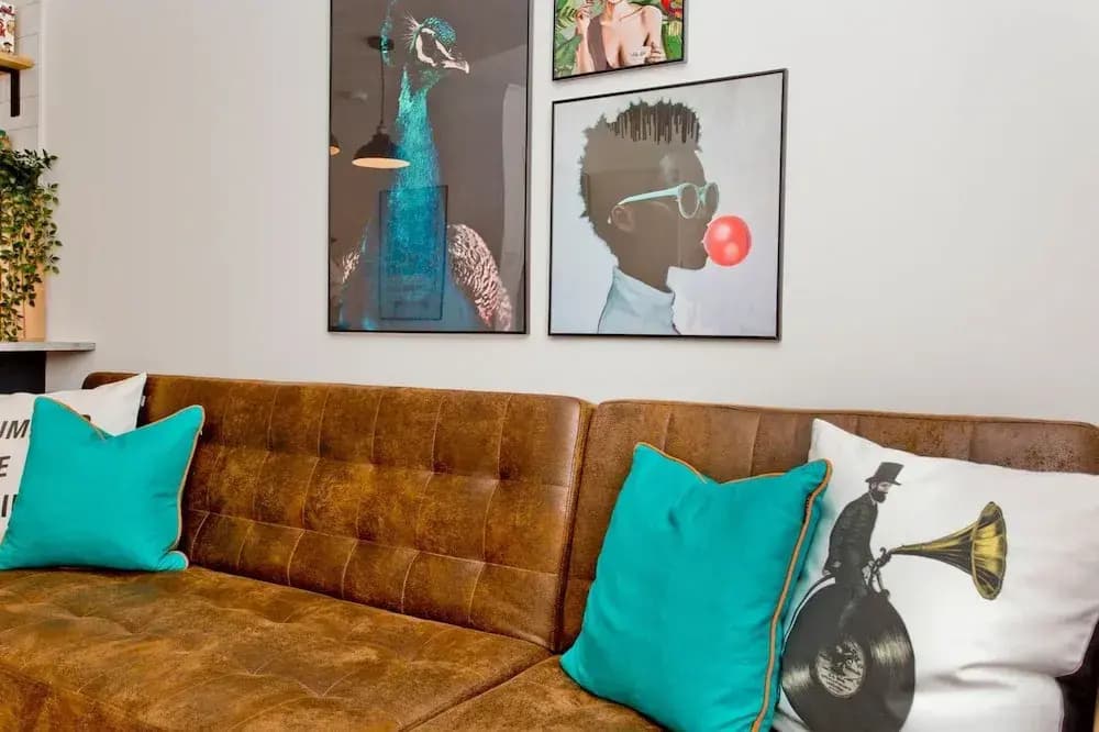 Arty 2 Bedroom Flat By Leith Shore - photo 2