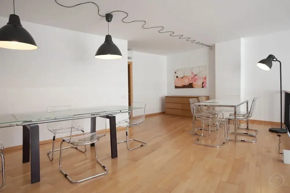 Large Guell Apartment - photo 6