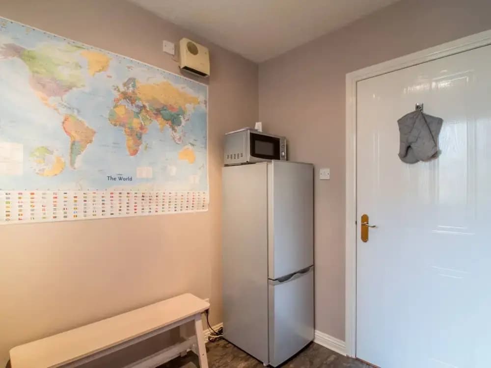 Spacious Canal side Apartment With Free Parking - photo 10