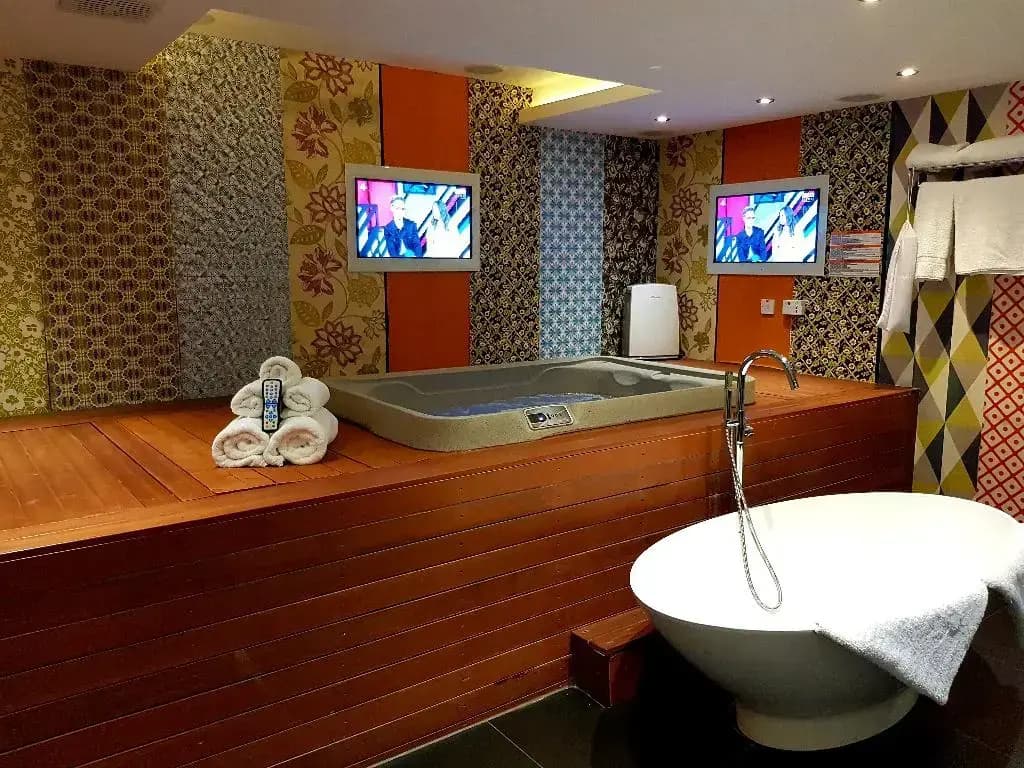 The Exhibitionist Hotel - photo 9