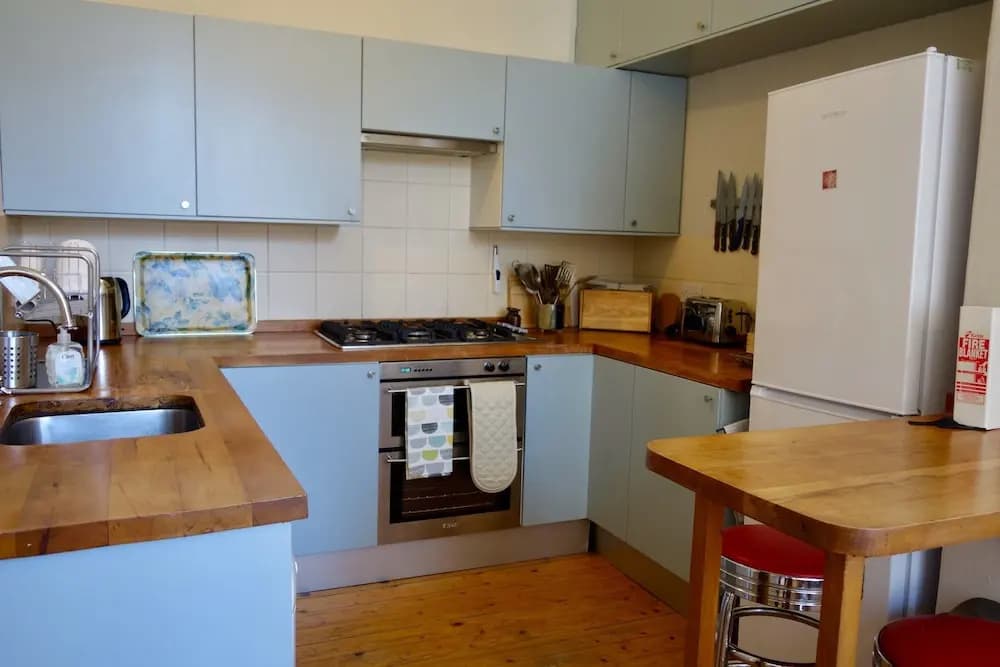Spacious 2 Bedroom Home In Leith - main photo