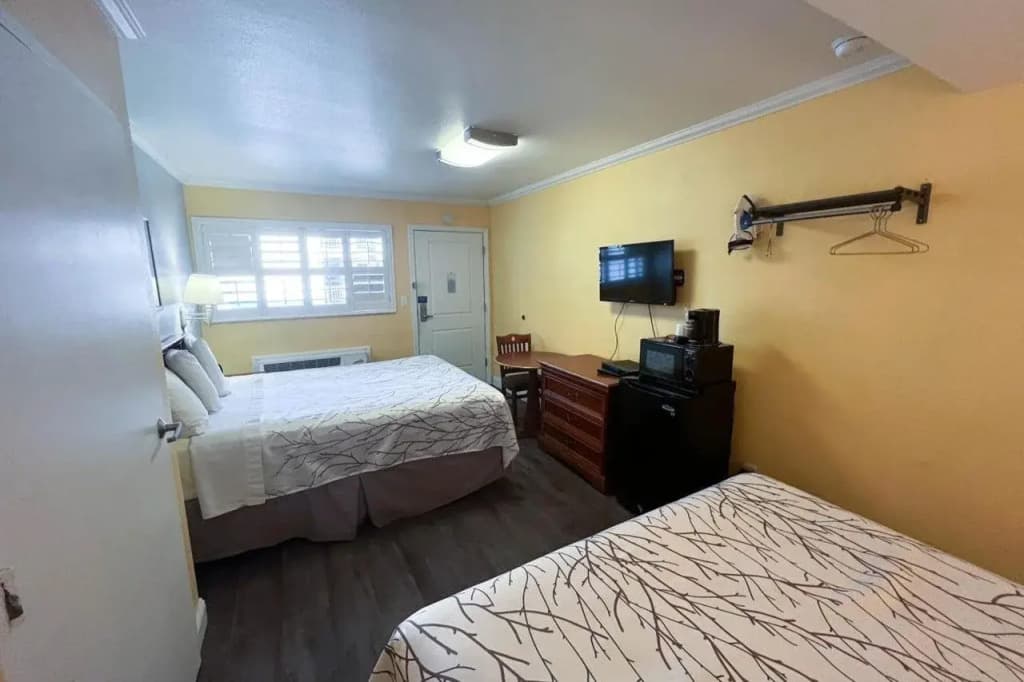 Van Ness Inn - photo 38