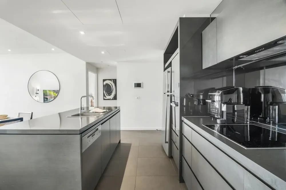 Stunning 2-bed Apartment With Water Views - photo 2