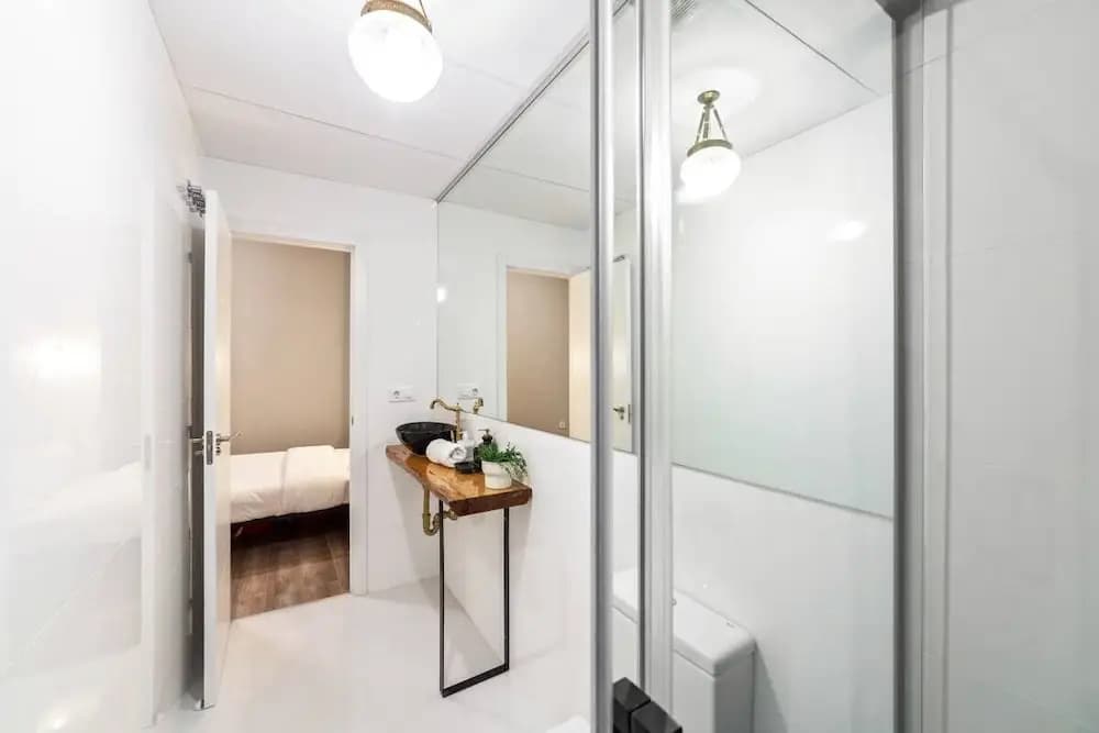 Bright & Spacious Three Bedroom Apartment in Centro - photo 8