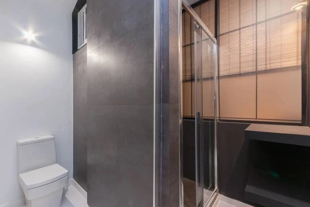 Spacious Designer Two Bed Apartment in Malasaña - photo 9