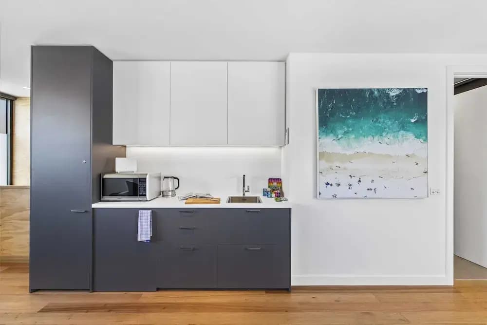Stylish Studio With Great Amenities Near Beachside - photo 2