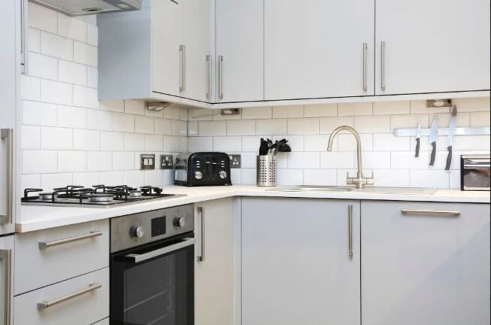 Modern, Stylish Apt. in Excellent Central Location - photo 11