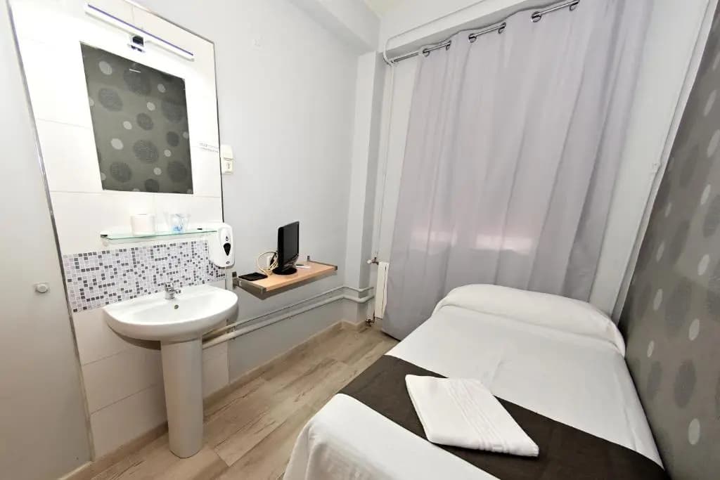 Hostal Falfes - photo 9