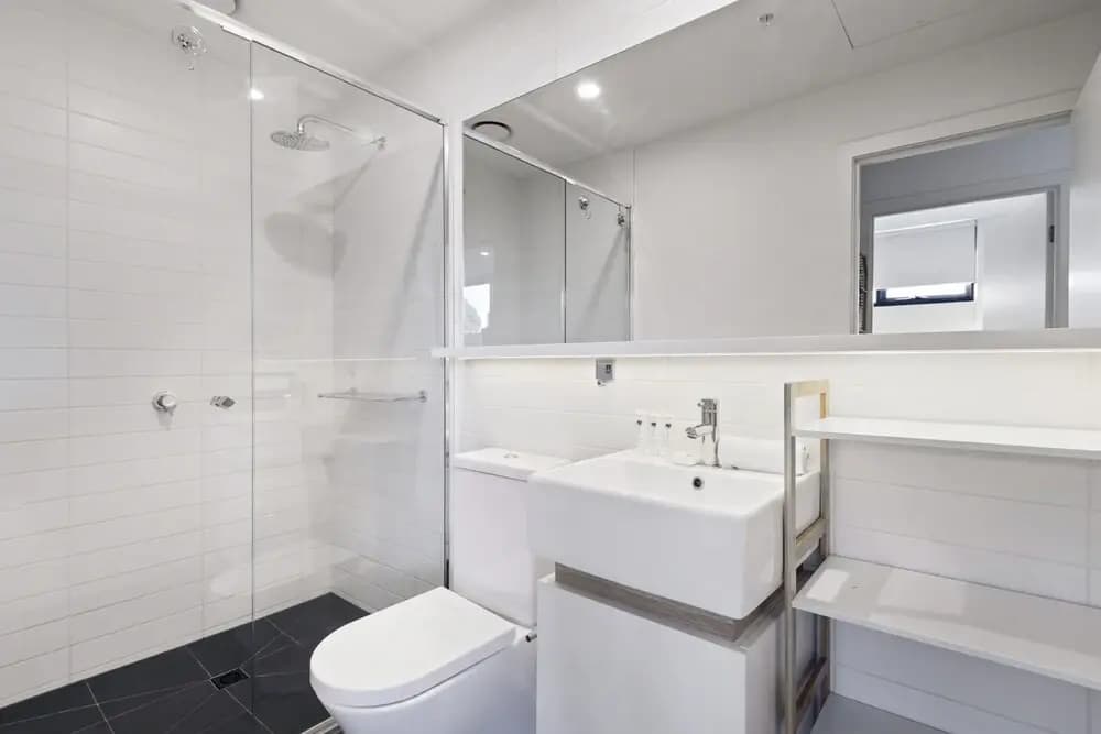 Cosy 1-bed With Private Balcony By Showgrounds - photo 7