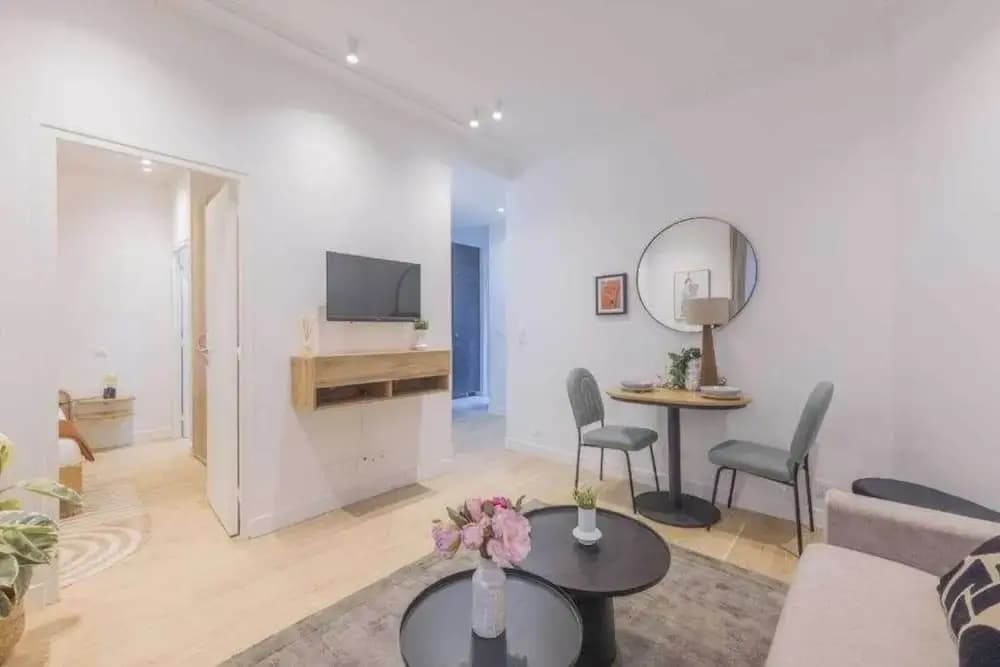 Apartment With 1 Room in Batignolles - photo 1